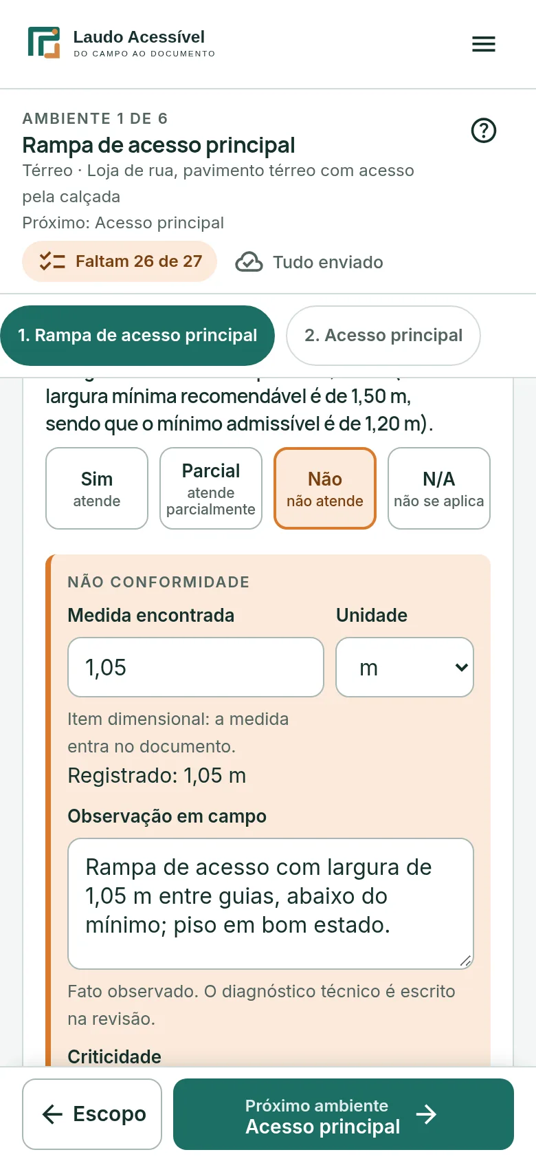 Vistoria em campo no celular: rampa de acesso principal com item respondido como não atende, medida encontrada de 1,05 m e observação em campo